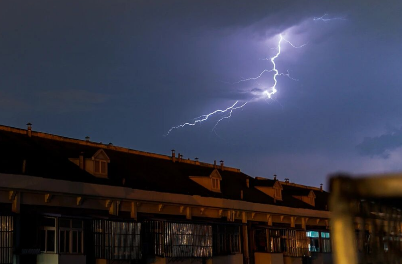 居家也可能遭遇雷击！雷暴天气避险指南→